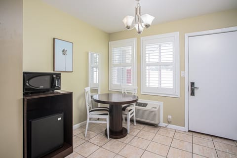 Single Queen w/ Breakfast Nook | In-room dining