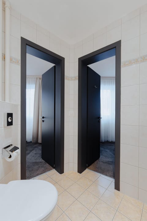 Hypo-allergenic bedding, minibar, in-room safe, individually decorated