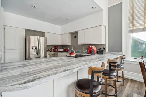 Suite 201 (Pet Friendly) | Private kitchen | Coffee/tea maker