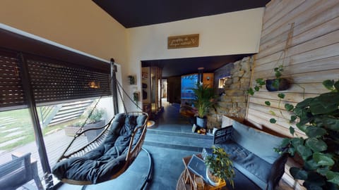 Sauna, hot tub, steam room, hot stone massages, body wraps