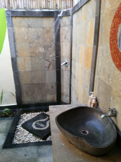 Shower, free toiletries, towels