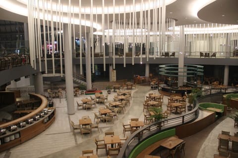 2 restaurants; breakfast, lunch, and dinner served