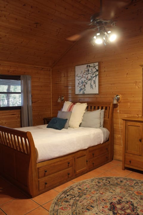 Signature Cabin, 2 Bedrooms | Free WiFi, bed sheets