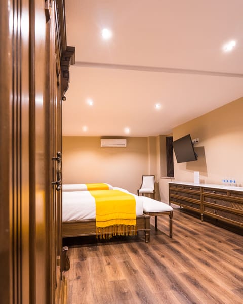 Family Room | 1 bedroom, in-room safe, desk, soundproofing