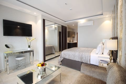Design Room | 2 bedrooms, desk, laptop workspace, blackout drapes