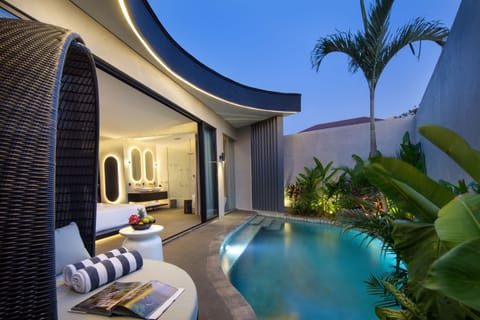 Exclusive Villa | Minibar, in-room safe, desk, laptop workspace