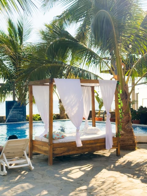 2 outdoor pools