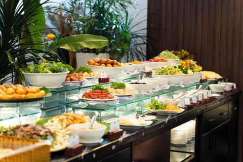 2 restaurants; lunch and dinner served