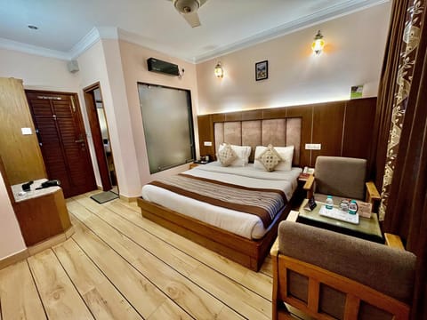 Deluxe Double Room, 1 Queen Bed, Club Lounge Access, Mountain View | In-room dining