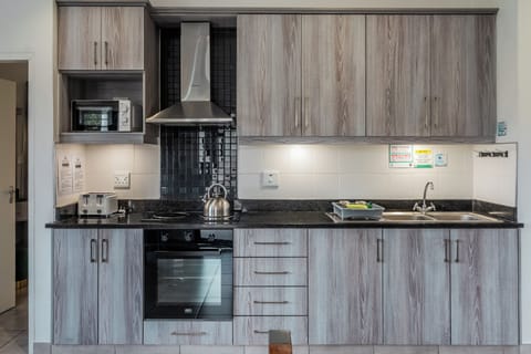 Luxury Bungalow (4 Sleeper Rondavel) | Private kitchen | Full-size fridge, microwave, stovetop, electric kettle