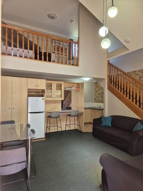 Family Room, Non Smoking, Kitchenette (Family Loft Q3) | 1 bedroom, desk, iron/ironing board, WiFi (free)