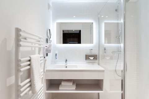 Family Executive Suite | Bathroom | Shower, free toiletries, hair dryer, towels