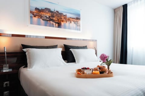 Prestige Suite | Premium bedding, minibar, in-room safe, desk
