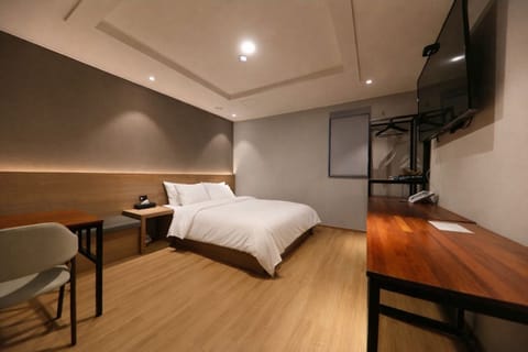 Deluxe Double Room | Frette Italian sheets, hypo-allergenic bedding, down comforters