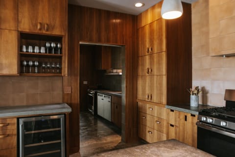 Full-size fridge, microwave, oven, stovetop