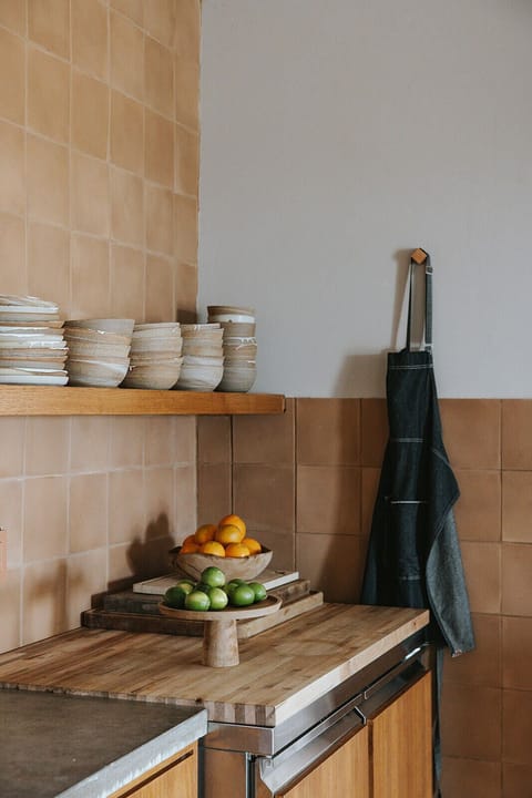 Full-size fridge, microwave, oven, stovetop