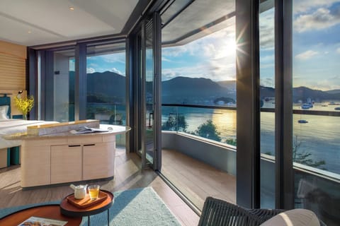1 King Suite Sea View Balcony | Premium bedding, minibar, in-room safe, individually decorated