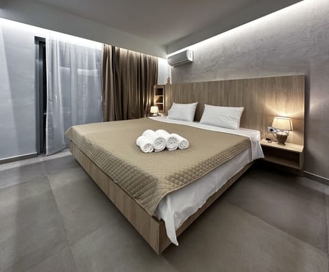 Junior Suite, 1 King Bed, Jetted Tub, City View | Minibar, blackout drapes, soundproofing, iron/ironing board