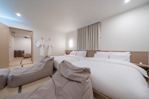 Party | Premium bedding, free WiFi, bed sheets