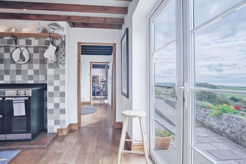 Luxury House | Private kitchen | Fridge, microwave, oven, stovetop