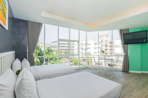Suite | Desk, WiFi (free), bed sheets