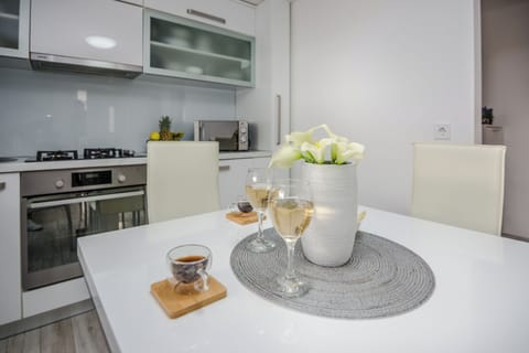 Comfort House | Private kitchen | Full-size fridge, microwave, oven, toaster
