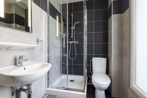 Superior Twin Room | Bathroom | Shower, eco-friendly toiletries, hair dryer, towels