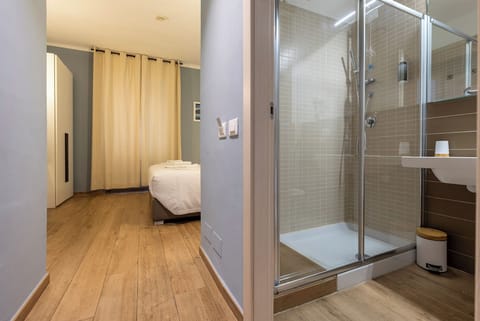 Double Room, 1 Queen Bed, Non Smoking, Private Bathroom | Bathroom | Shower, free toiletries, hair dryer, bathrobes