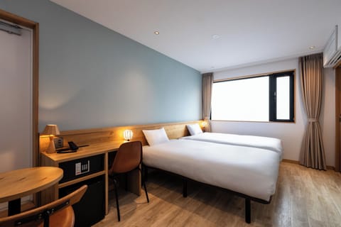Deluxe Twin Room | In-room safe, blackout drapes, iron/ironing board, free WiFi