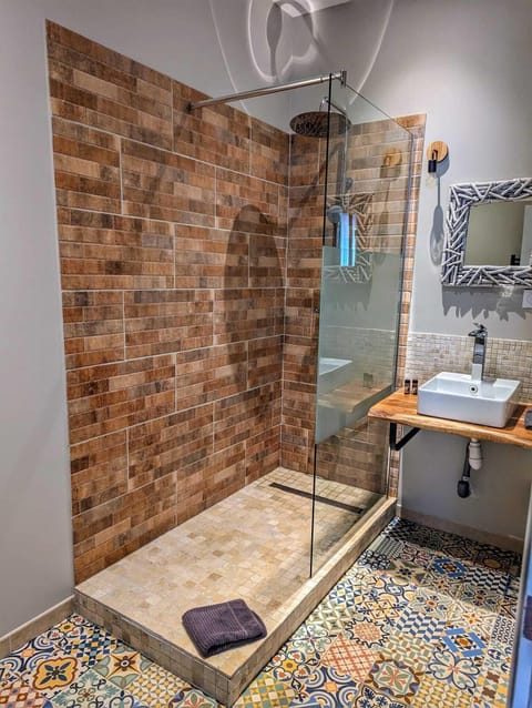 Club Double Room | Bathroom | Shower, rainfall showerhead, free toiletries, hair dryer