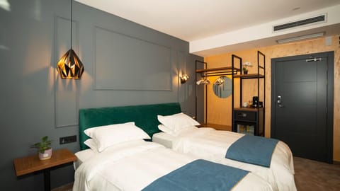 Deluxe Twin Room | Premium bedding, minibar, desk, laptop workspace