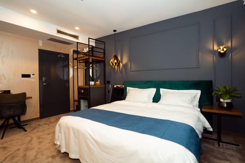 Luxury Suite | Premium bedding, minibar, desk, laptop workspace
