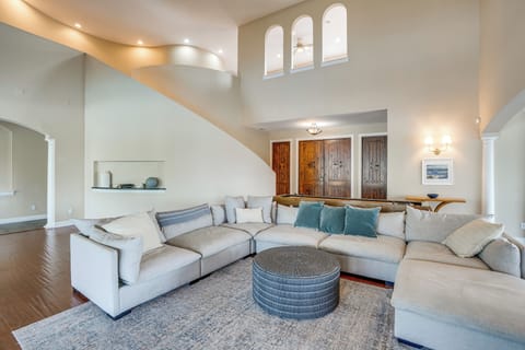 House (6 Bedrooms) | Interior