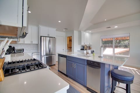 House (5 Bedrooms) | Interior