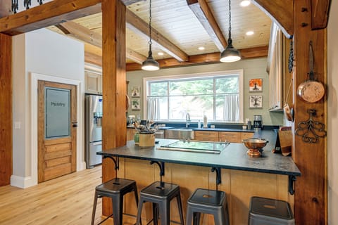 House (5 Bedrooms) | Interior