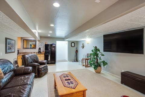 House (5 Bedrooms) | Interior