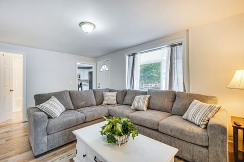 House (4 Bedrooms) | Living area