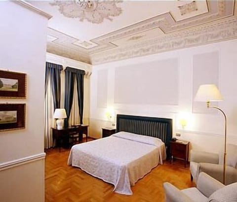 Frette Italian sheets, minibar, in-room safe, desk