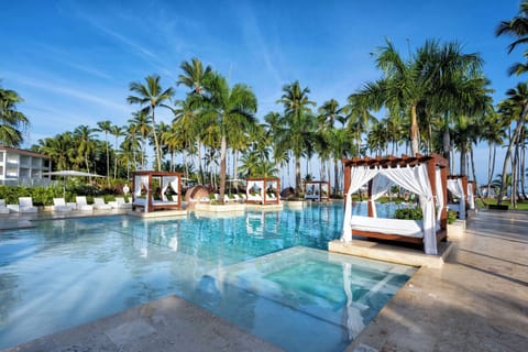 Outdoor pool, open 8 AM to 8 PM, free cabanas, sun loungers