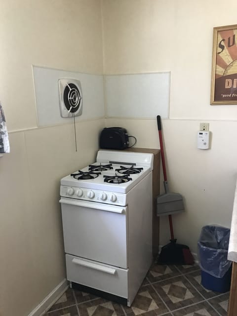 Economy Apartment, 1 Queen Bed | Private kitchenette | Fridge, microwave