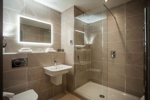 Executive Room, Ground Floor | Bathroom | Combined shower/tub, free toiletries, hair dryer, towels