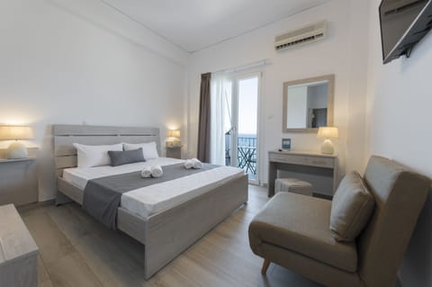 Superior Room, Sea View | Minibar, desk, laptop workspace, soundproofing