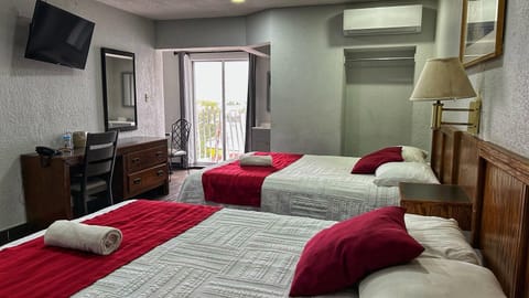 Family Quadruple Room, 1 Double Bed | Hypo-allergenic bedding, desk, laptop workspace, bed sheets