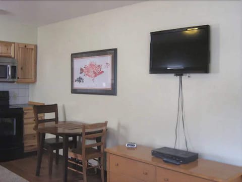 Standard Room, 1 Queen Bed | In-room dining