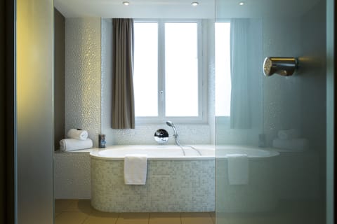 Double Room Prestige | Bathroom | Free toiletries, hair dryer, towels