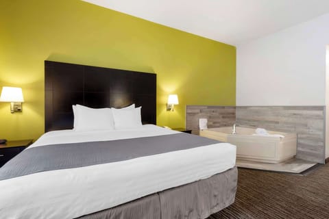 Standard Room, 1 King Bed, Non Smoking, Jetted Tub | Premium bedding, desk, laptop workspace, blackout drapes