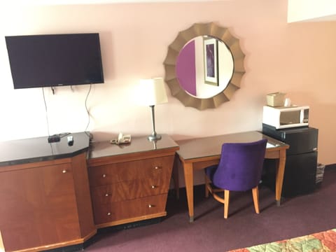 Standard Room, 2 Double Beds, Smoking | Desk, free WiFi