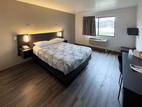 Desk, free WiFi, bed sheets