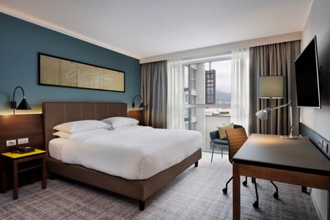 Executive Room, 1 King Bed | Hypo-allergenic bedding, minibar, in-room safe, desk