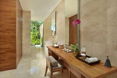 Combined shower/tub, free toiletries, hair dryer, slippers